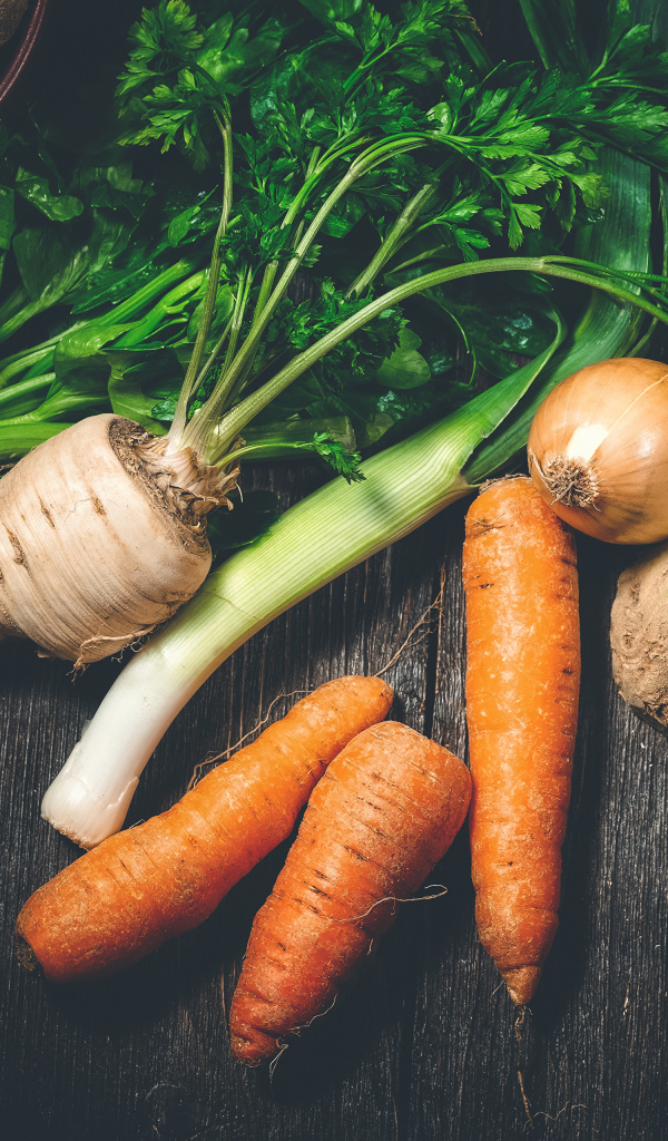Сельдерей, морковь и лук на столе 