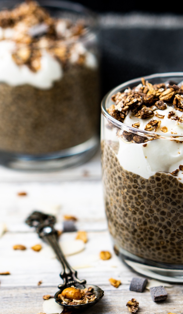 Семечки чиа в стакане с йогуртом 