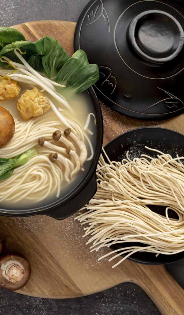 Китайская лапша с грибами и зеленью 