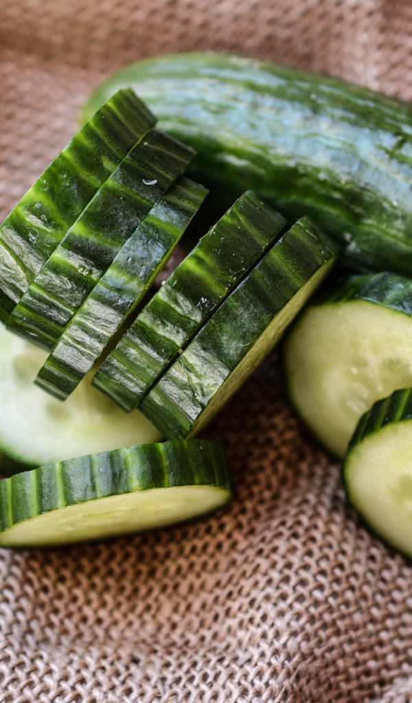 Нарезанный кругами огурец на столе 