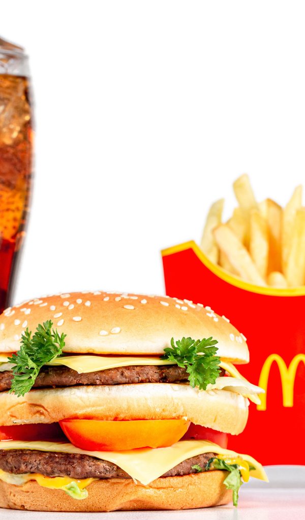 Кока кола со льдом на белом фоне с гамбургером и картофелем фри 