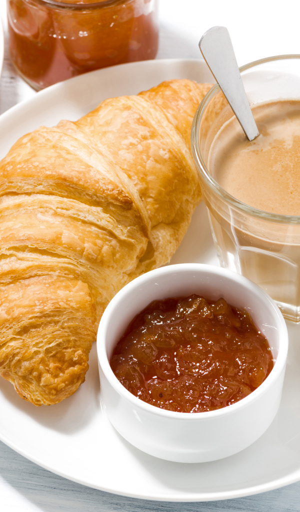 Какао на тарелке с джемом и круассаном