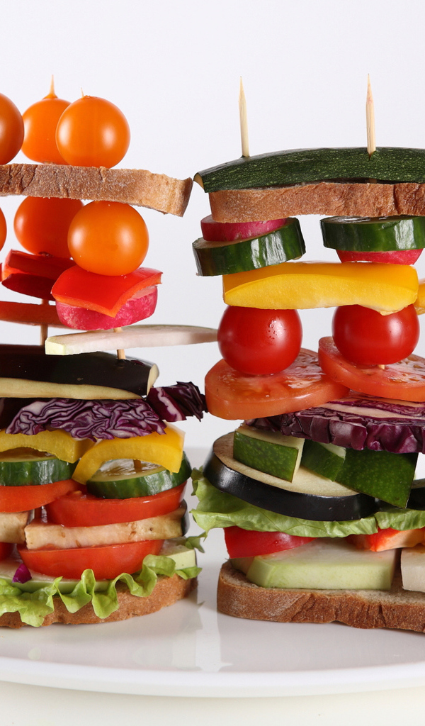 Креативный бутерброд на белой тарелке 