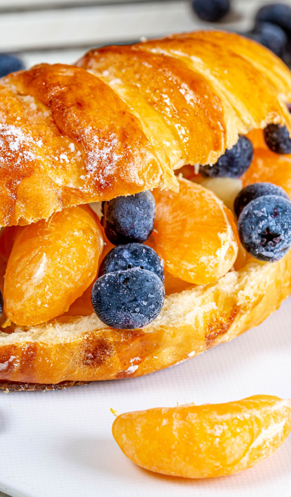 Круассан с дольками мандарина и черникой 