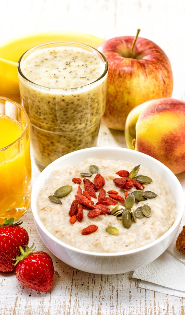 Вкусный завтрак с фруктами на столе 