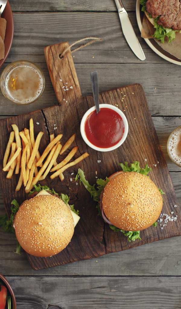 Вкусная сытная еда из фаст фуда на столе 