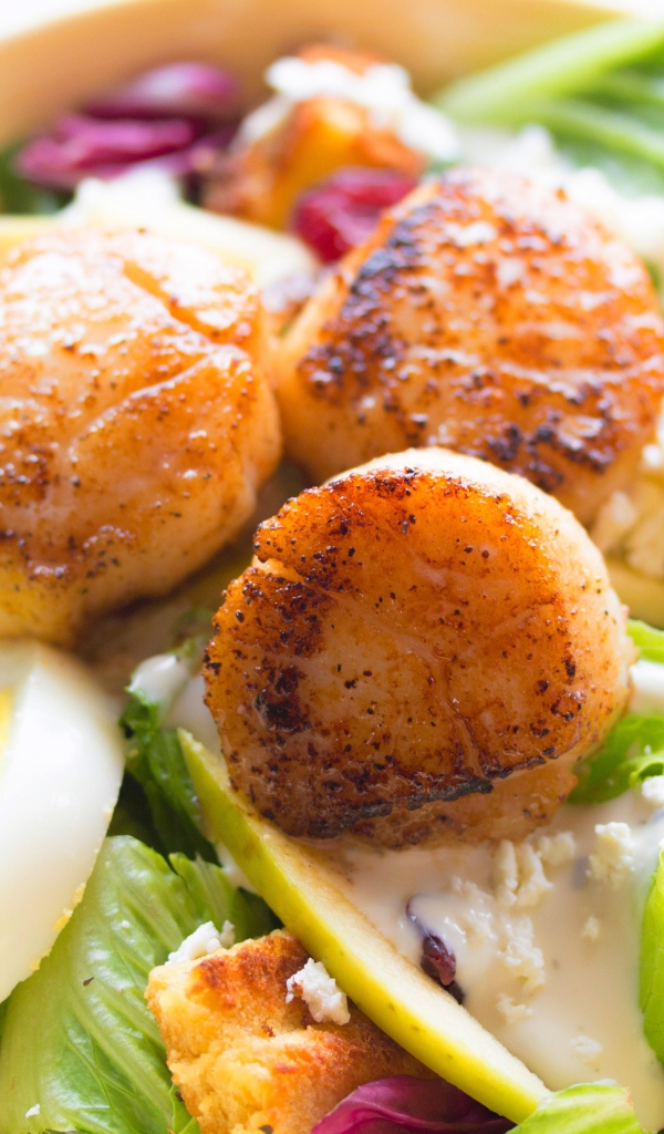 Вкусный салат с овощами, яйцом и мясом