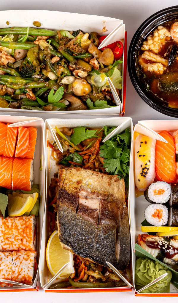 Вкусная острая китайская еда на белом фоне