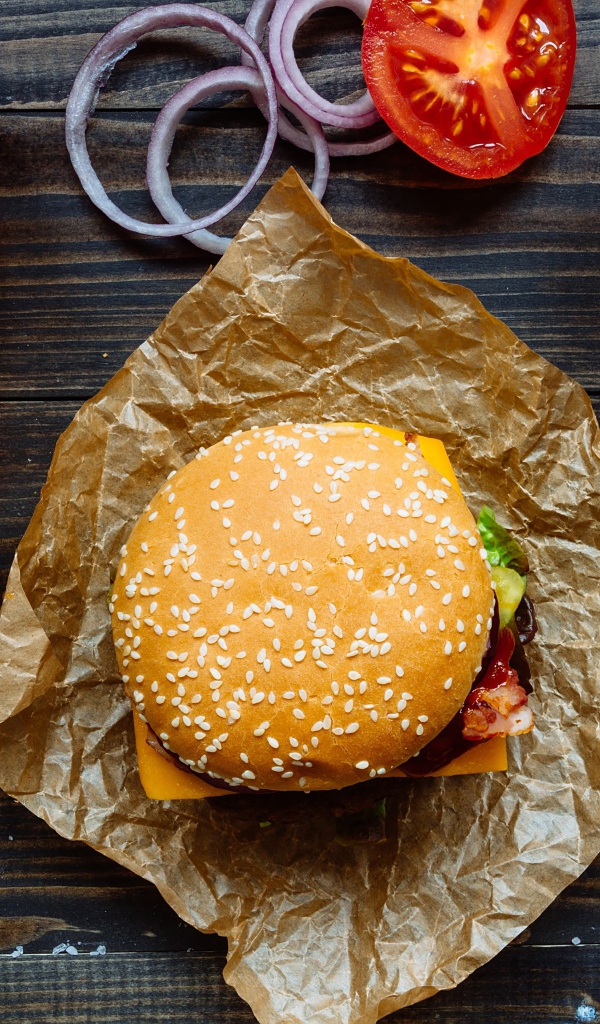 Еда из фаст фуда на столе с пивом 