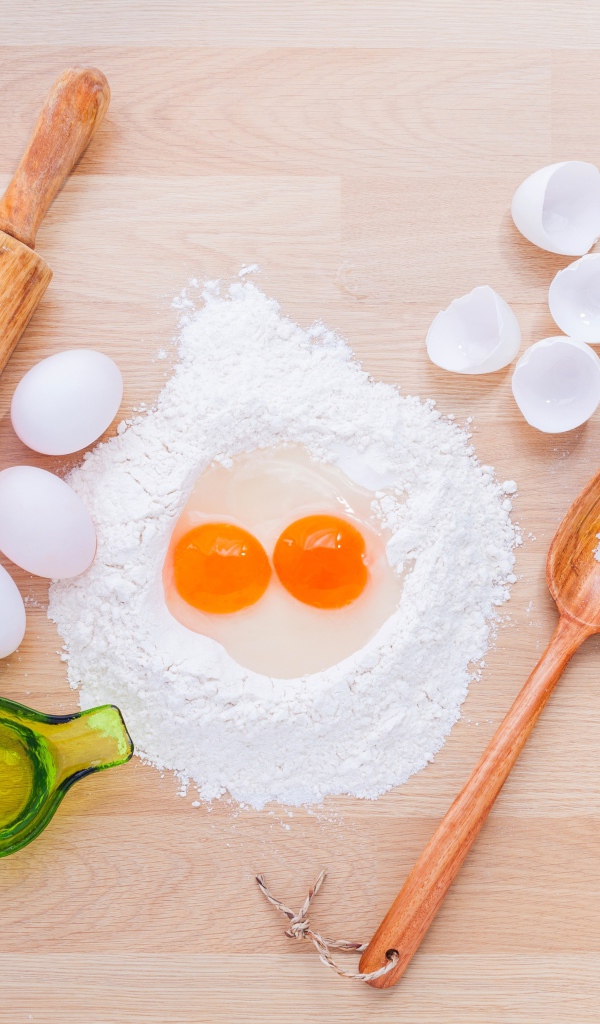 Мука, масло и яйца для теста на столе