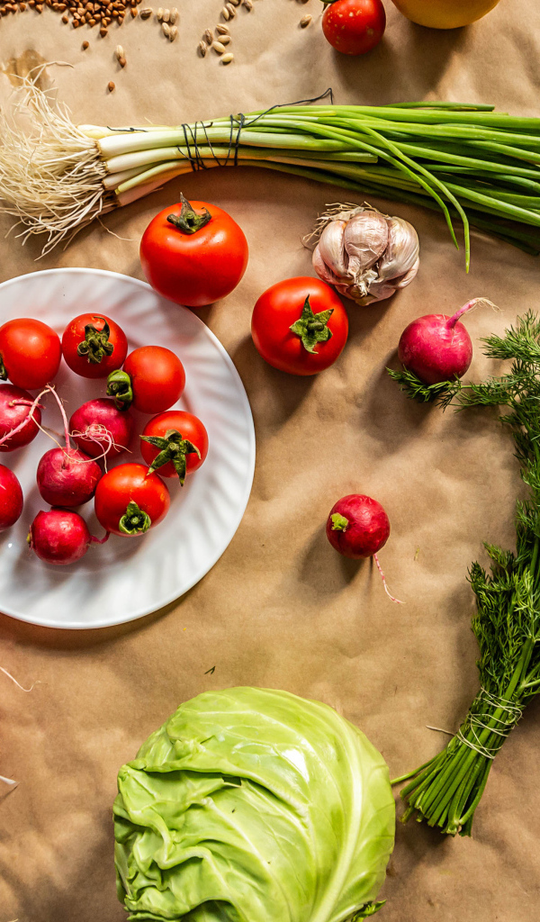 Свежие аппетитные овощи и зелень с огорода 