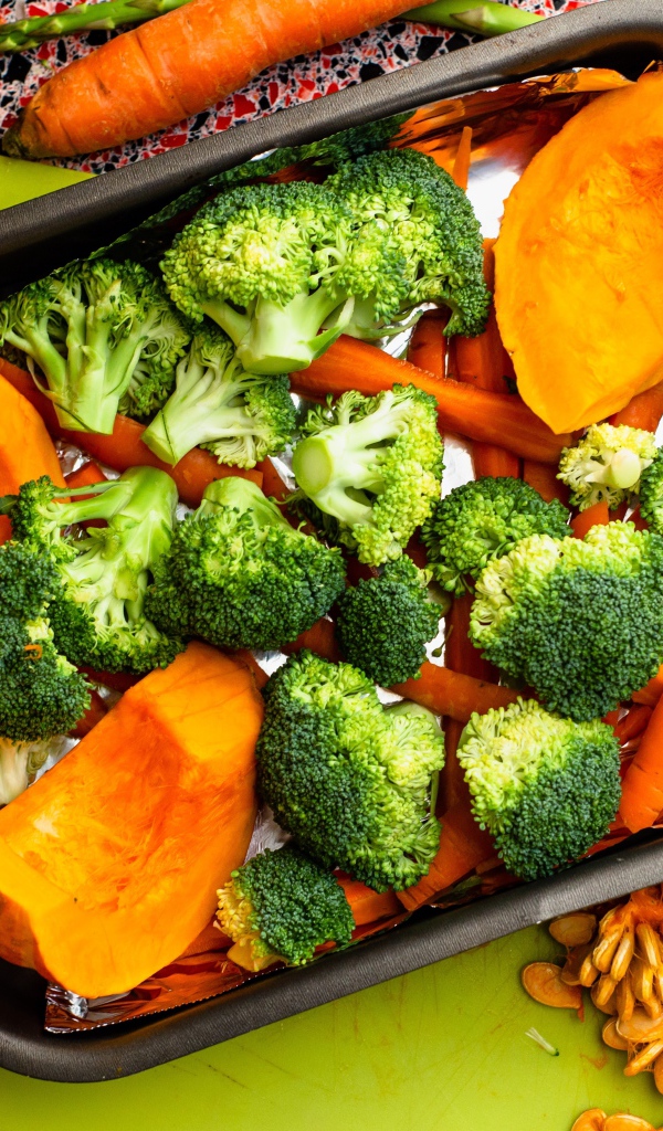 Свежие брокколи, морковь и тыква на противне 