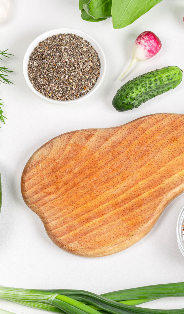 Свежие огурцы, авокадо, редис и укропом на столе с зернами