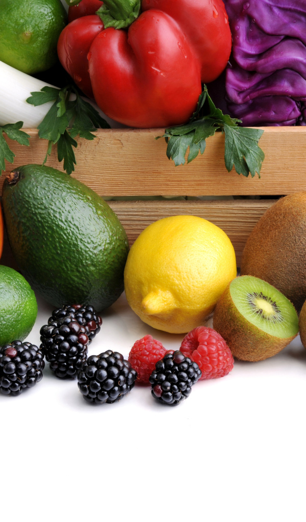 Свежие вкусные овощи с ягодами и фруктами 