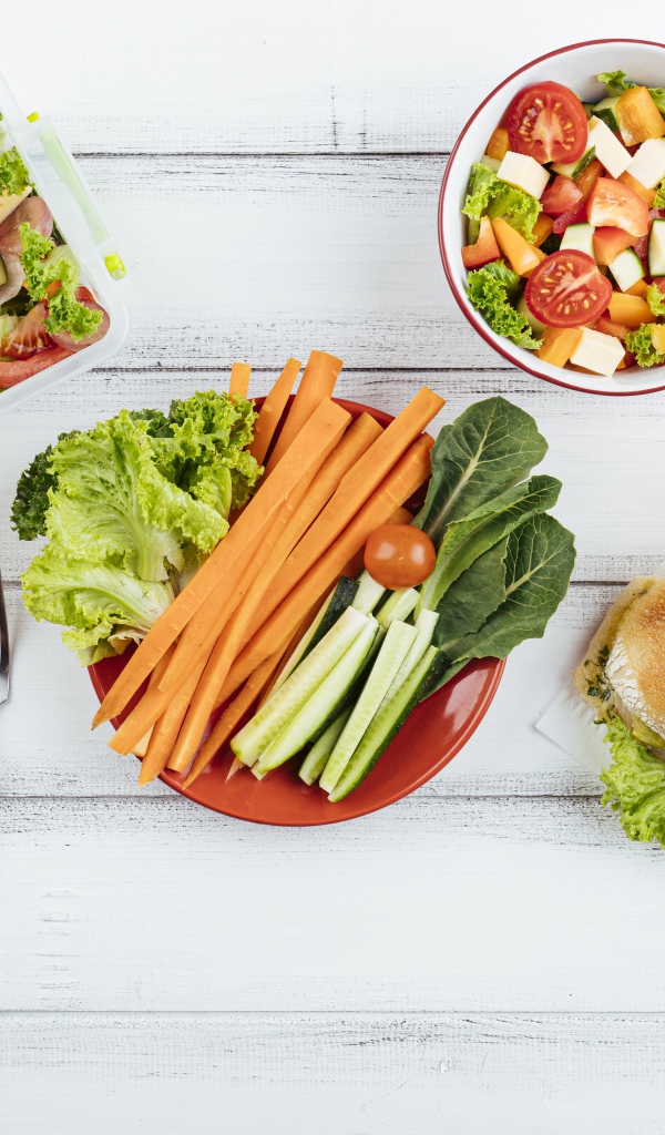 Салат из свежих овощей на столе с бутербродом 