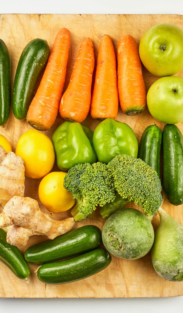 Свежие овощи и фрукты на разделочной доске