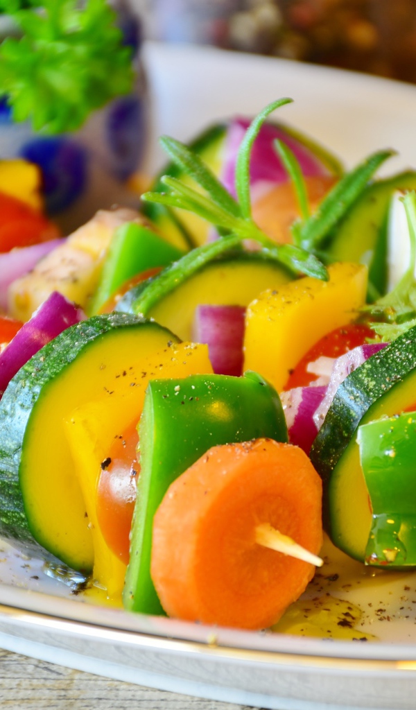 Свежие овощи со специями на шпажках 