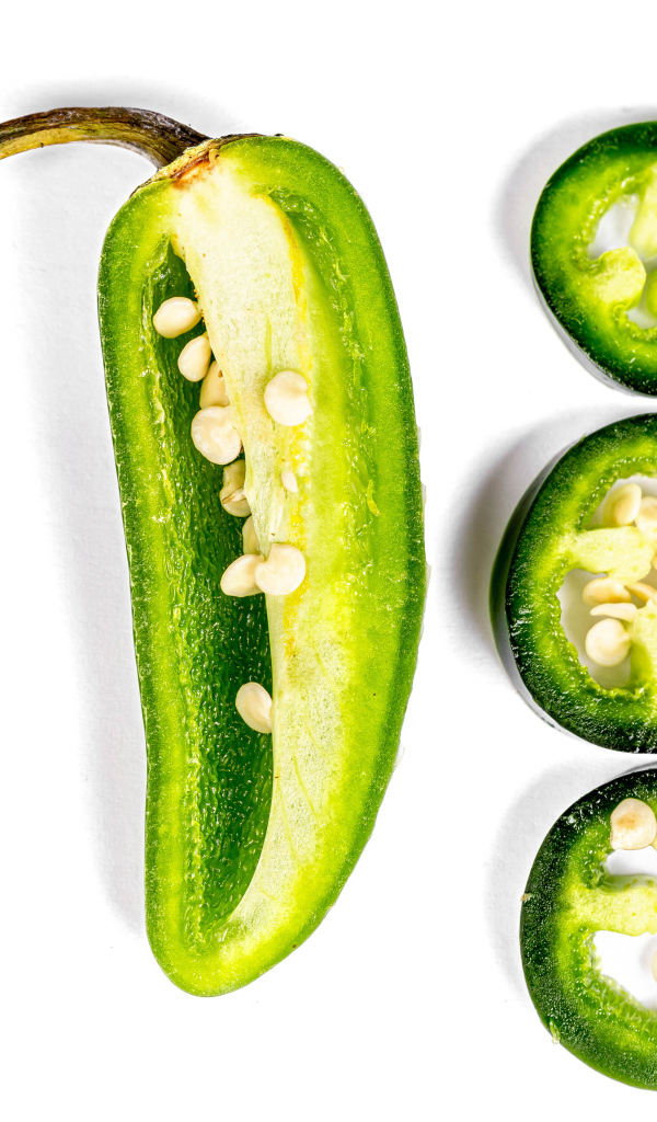 Зеленый перец в разрезе на белом фоне