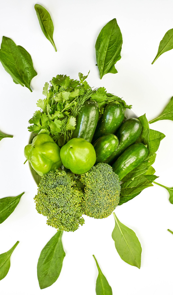 Зеленый набор овощей вегетарианца на белом фоне