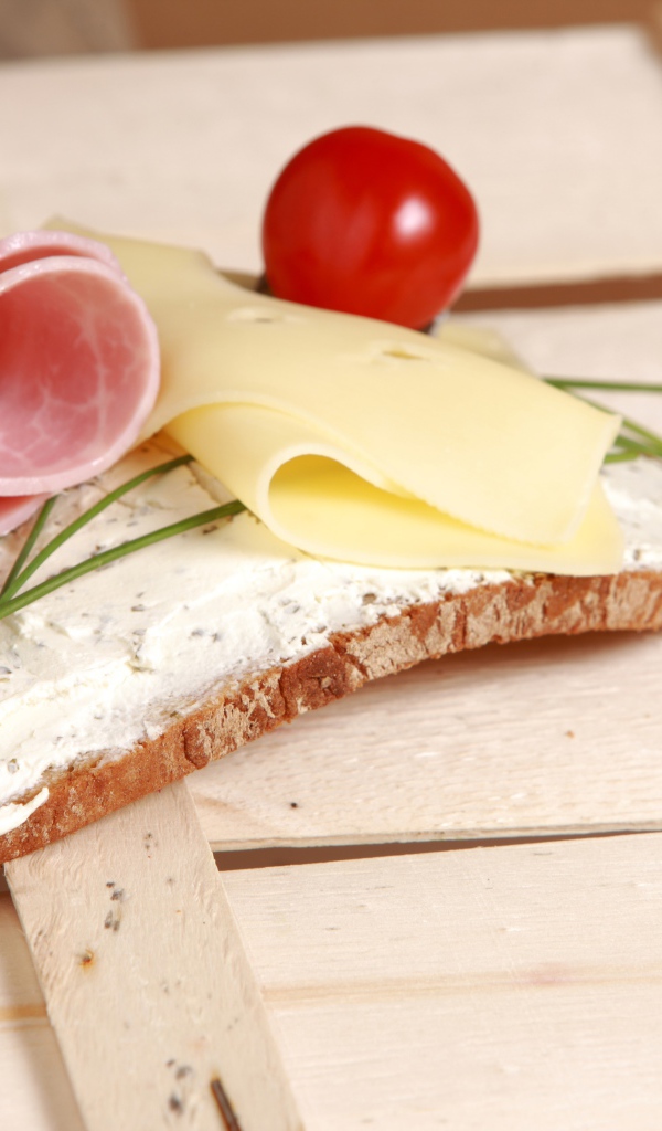 Бутерброд с ветчиной, сыром и помидором 