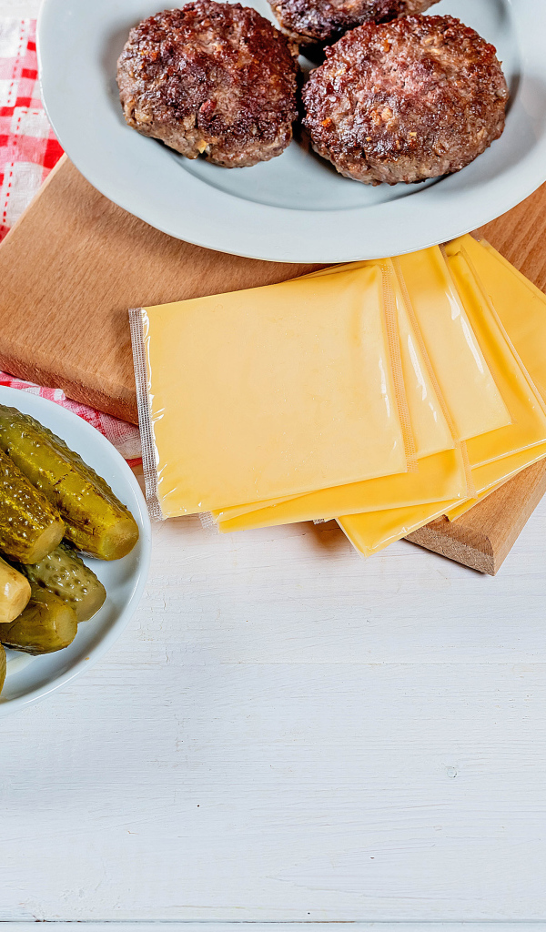 Заготовки для гамбургера на столе 