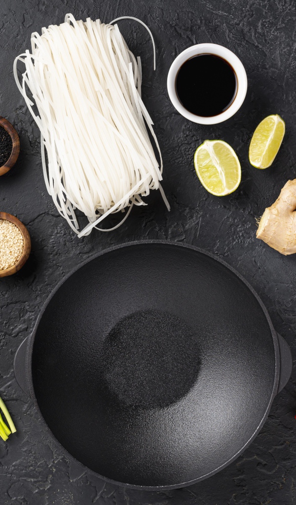 Заготовка продуктов для китайского супа из рисовой лапши