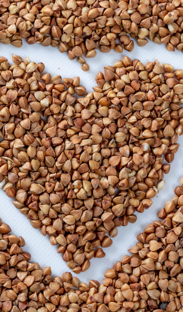 Сердце нарисовано на гречневой крупе 