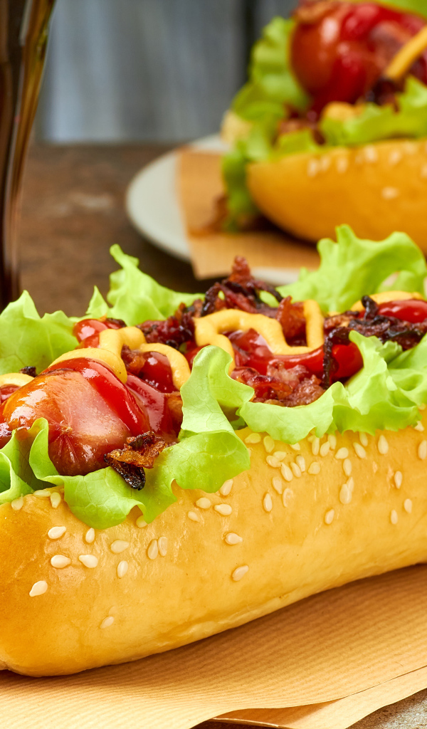 Хот дог на столе бутылкой кока колы