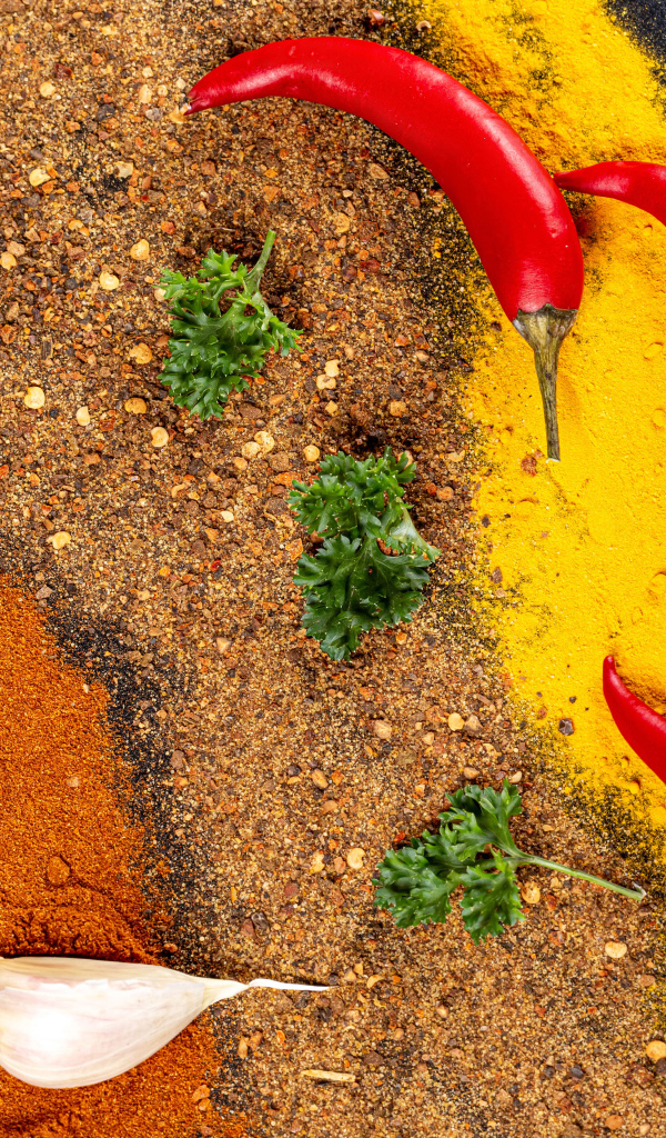 Острые специи на столе с перцем и чесноком