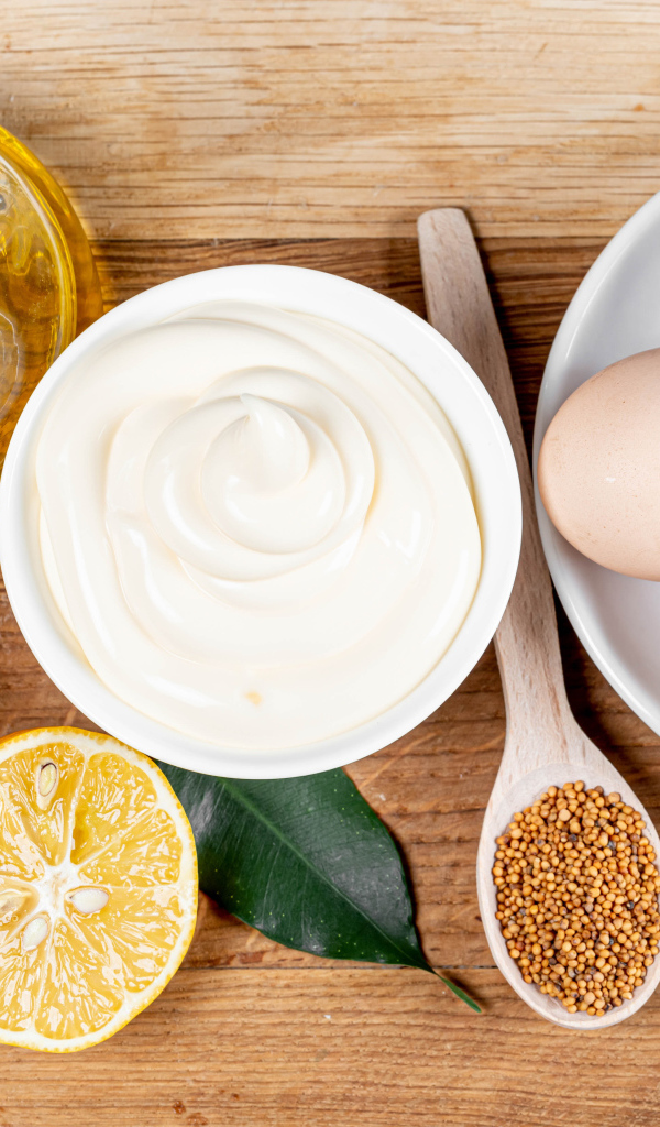 Ингредиенты для домашнего майонеза на деревянном столе