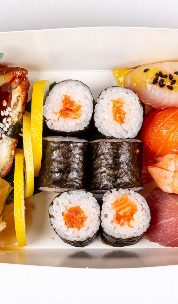 Японские суши в коробке на белом фоне