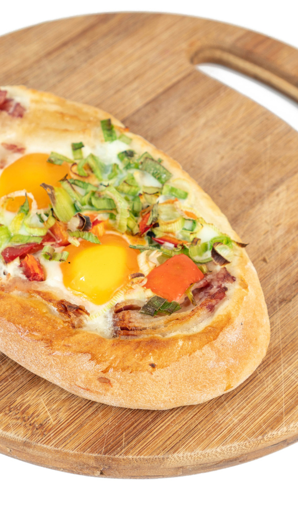 Хачапури с яйцом на доске 