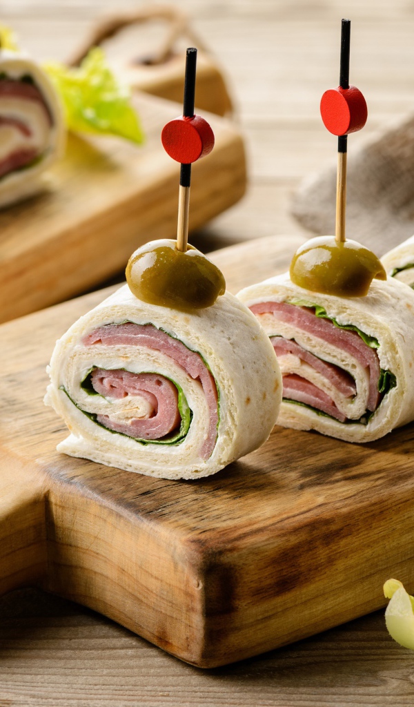 Рулетики из лаваша с ветчиной на столе 