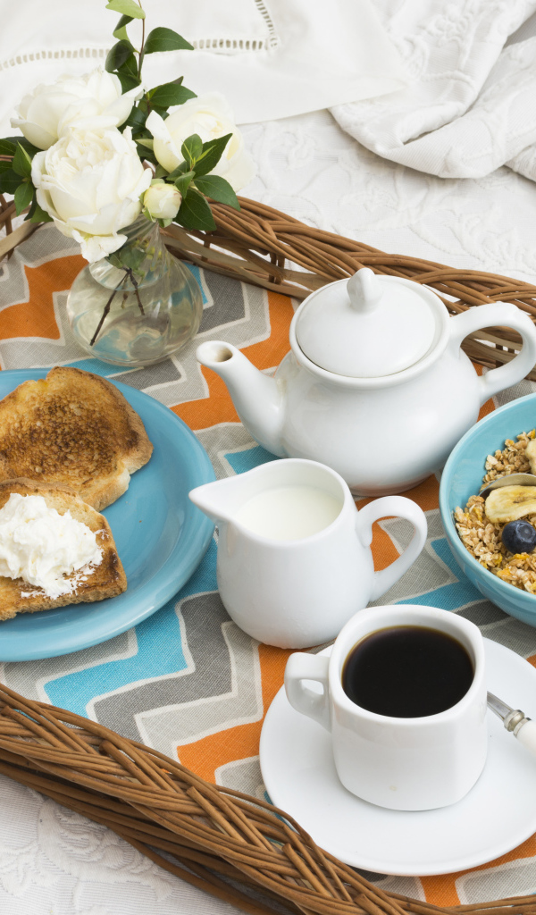 Легкий завтрак на подносе в постель для любимой 