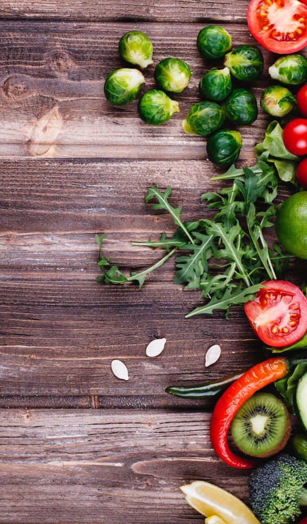 Много свежих овощей и фруктов на деревянном столе 