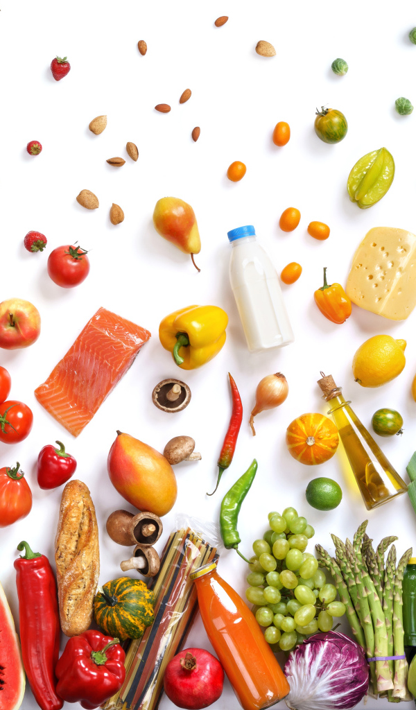 Много различных продуктов на белом фоне