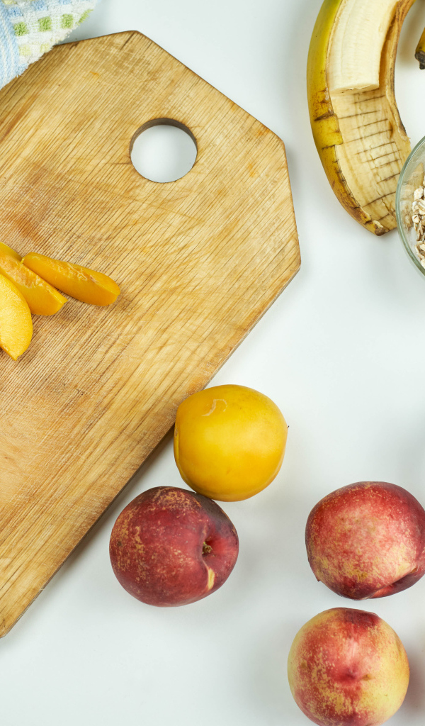 Овсянка, нектарин, банан и орехи на завтрак