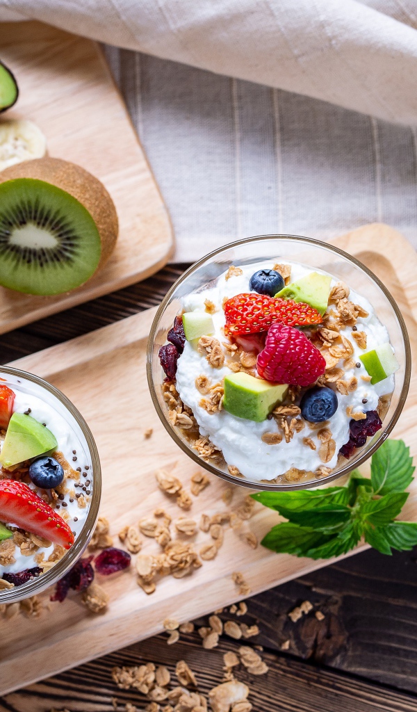 Овсяные хлопья с ягодами и йогуртом на завтрак 