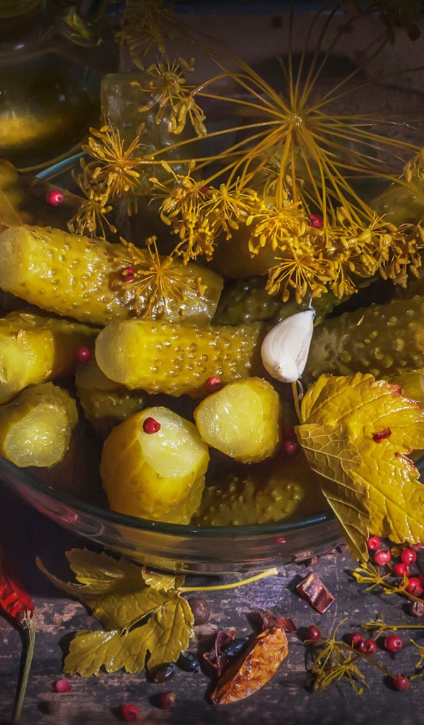 Маринованные огурцы на столе со специями и чесноком