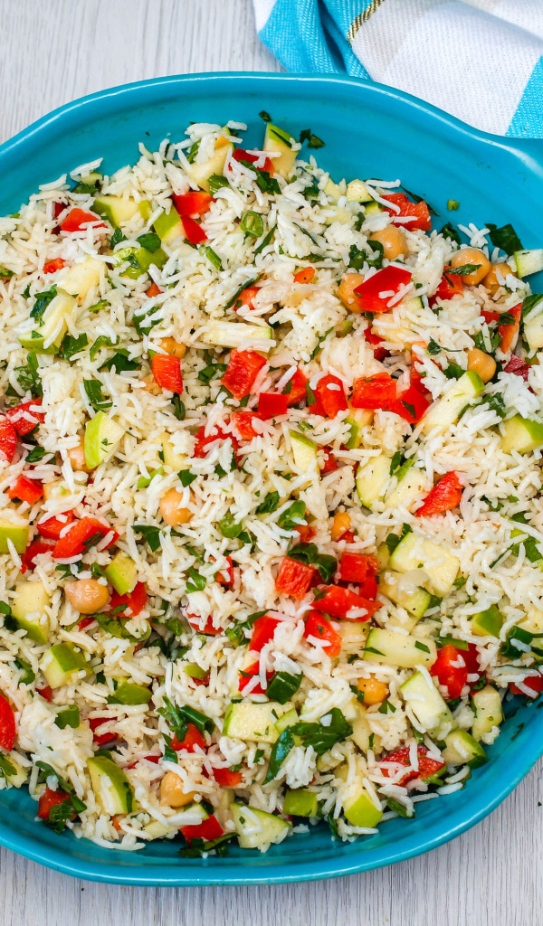 Плов с овощами в голубом казане на столе 