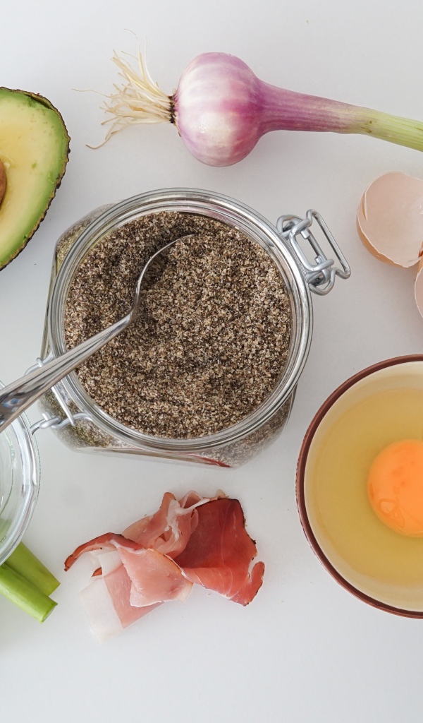 Продукты на столе на сером фоне 