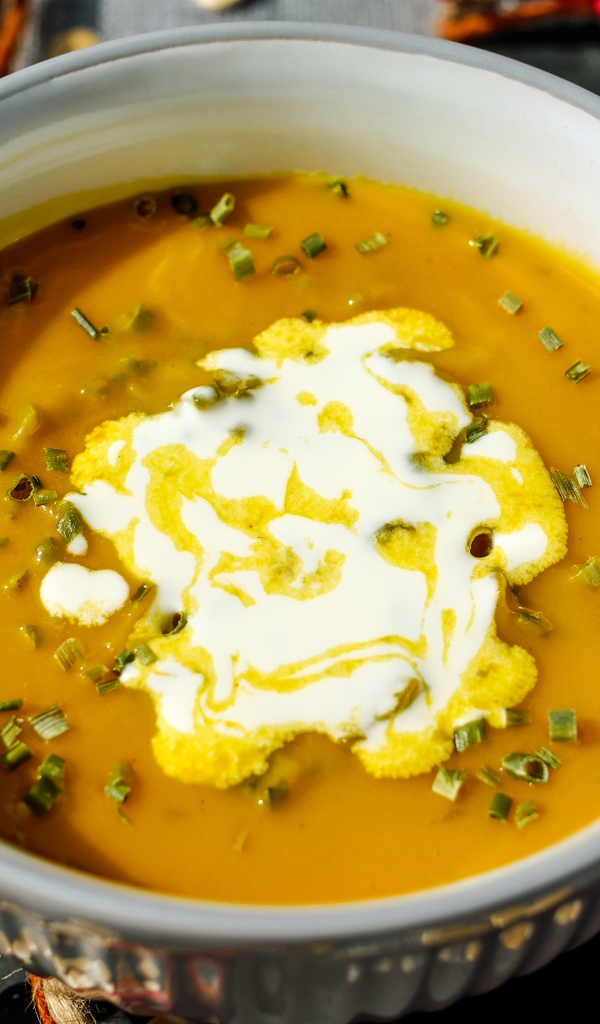 Тыквенный суп со сметаной в кастрюле 