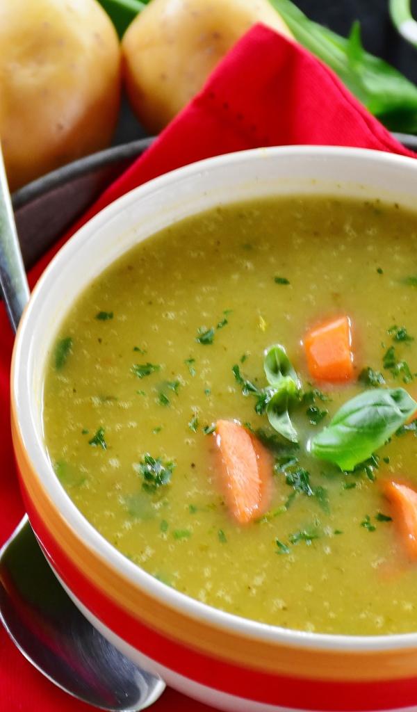 Гороховый суп пюре на столе с картофелем