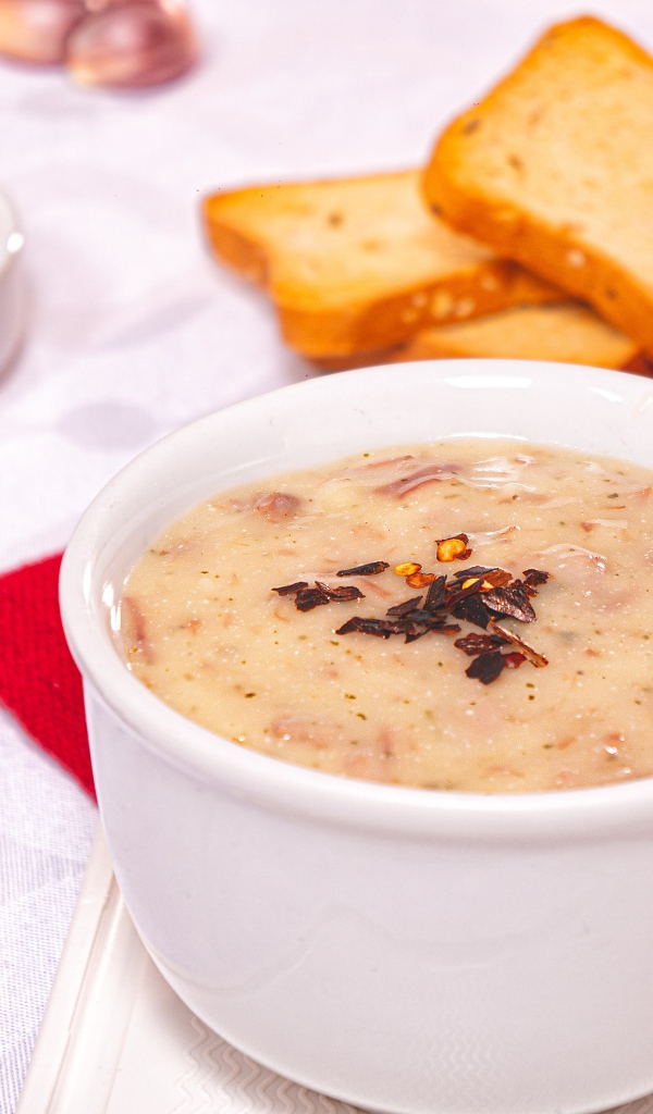 Суп пюре на столе с тостами