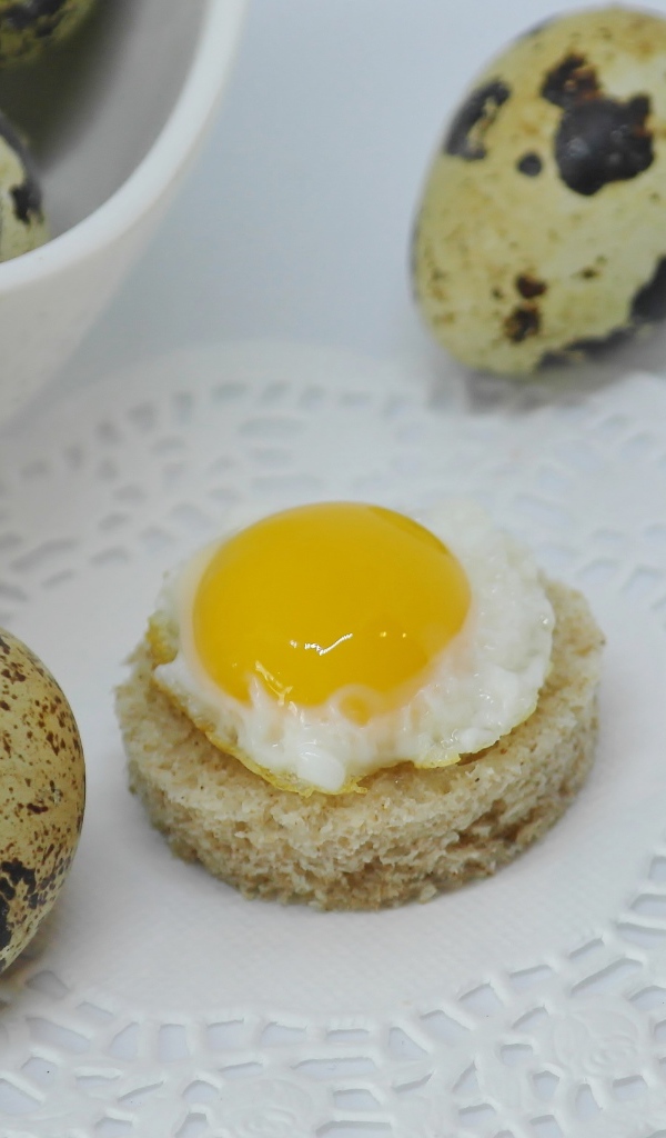 Яичница из перепелиного яйца с хлебом