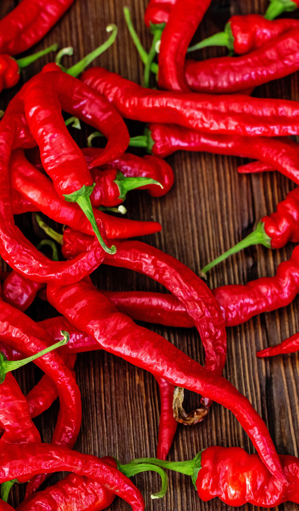 Красный острый перец на деревянном столе