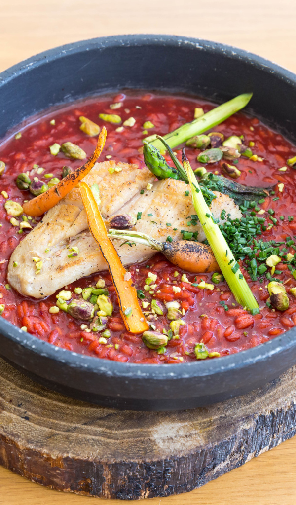 Красный суп с мясом на доске 