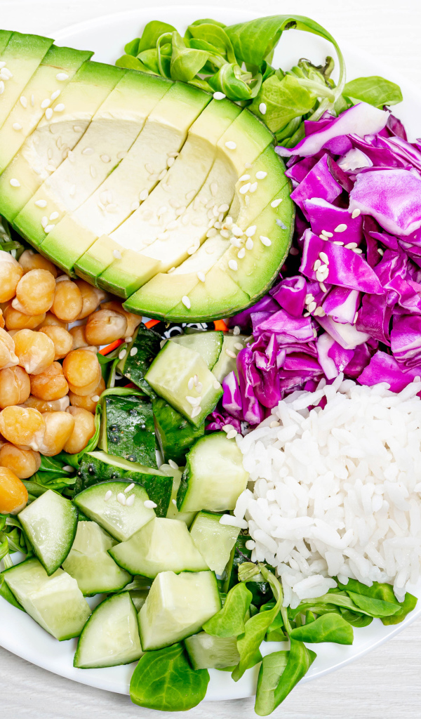 Рис с овощами на белом фоне