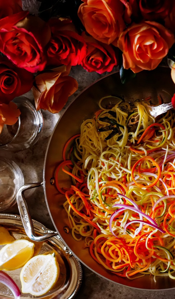 Салат из овощей на столе с розами 