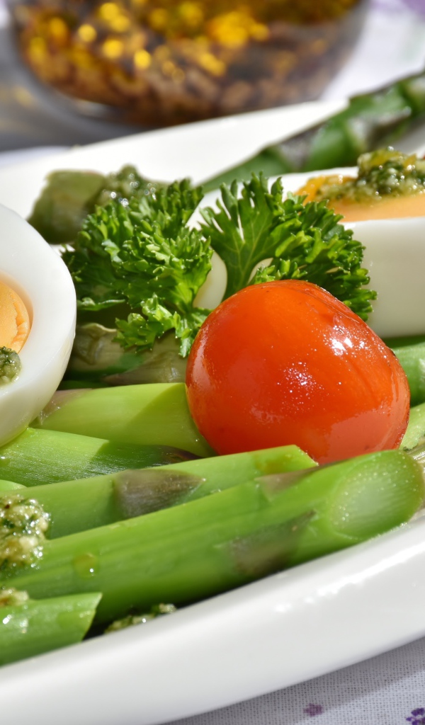 Салат со спаржей, яйцами и помидорами